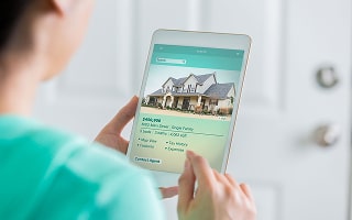 How Should Sellers Price Their Homes to Attract Buyers While Maximizing Value in Illinois?